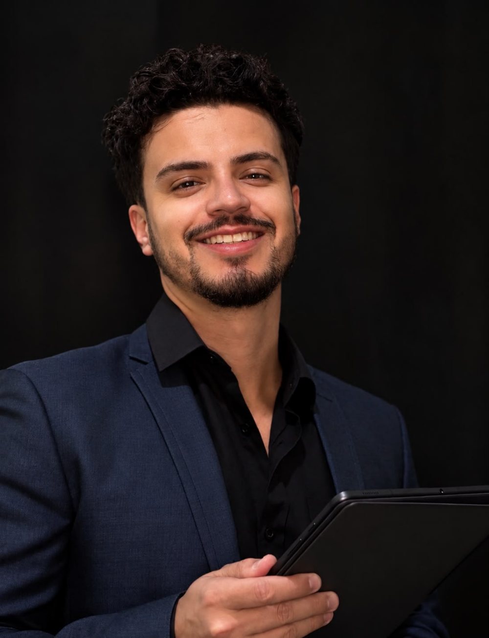Mateus Alves sorrindo, segurando um tablet